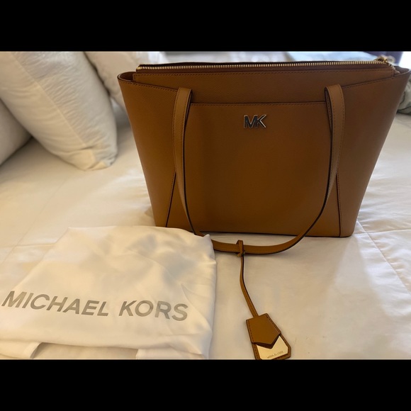 Michael Kors Handbags - Michael Kors Maddie tote